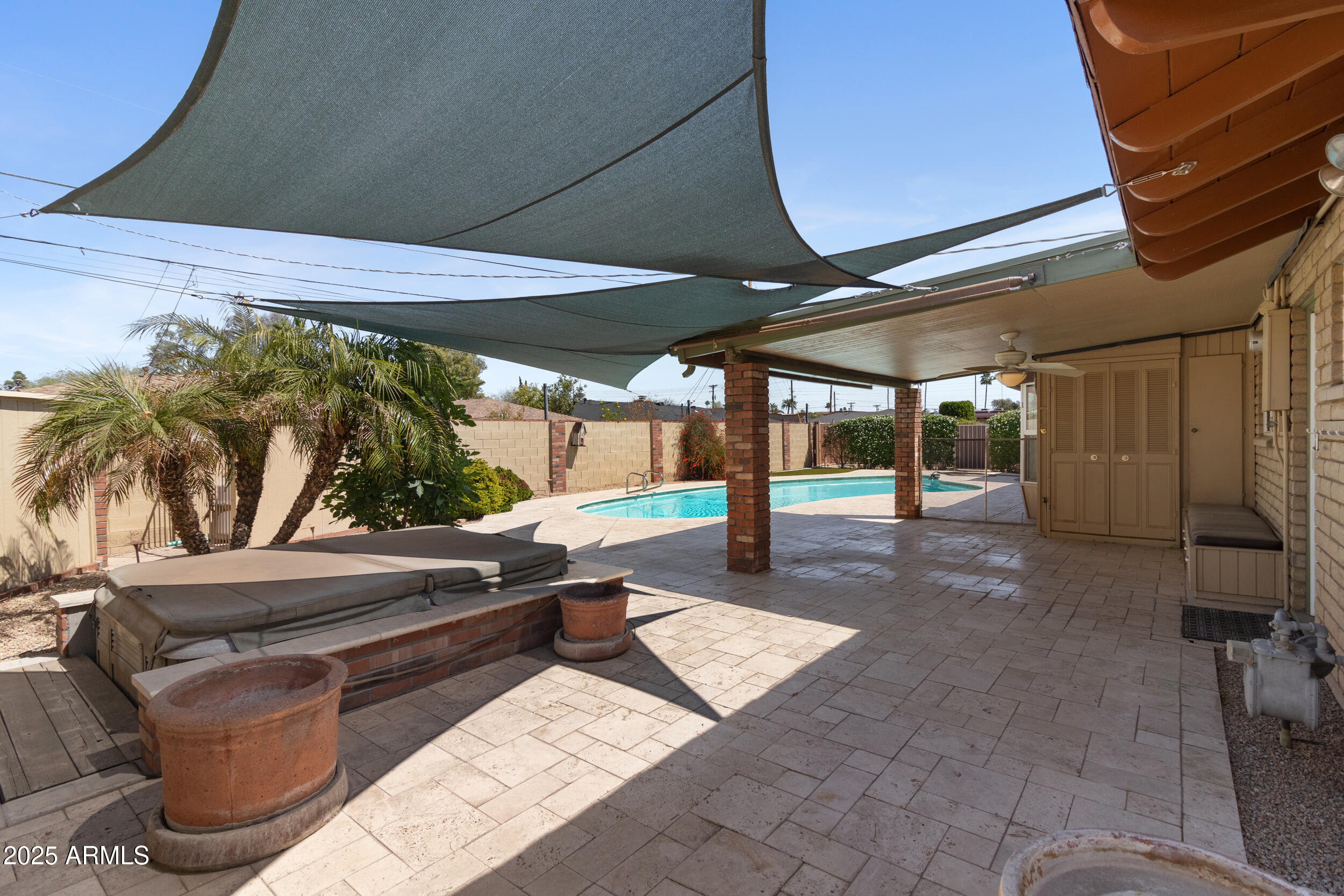 718 E FAIRMONT Drive