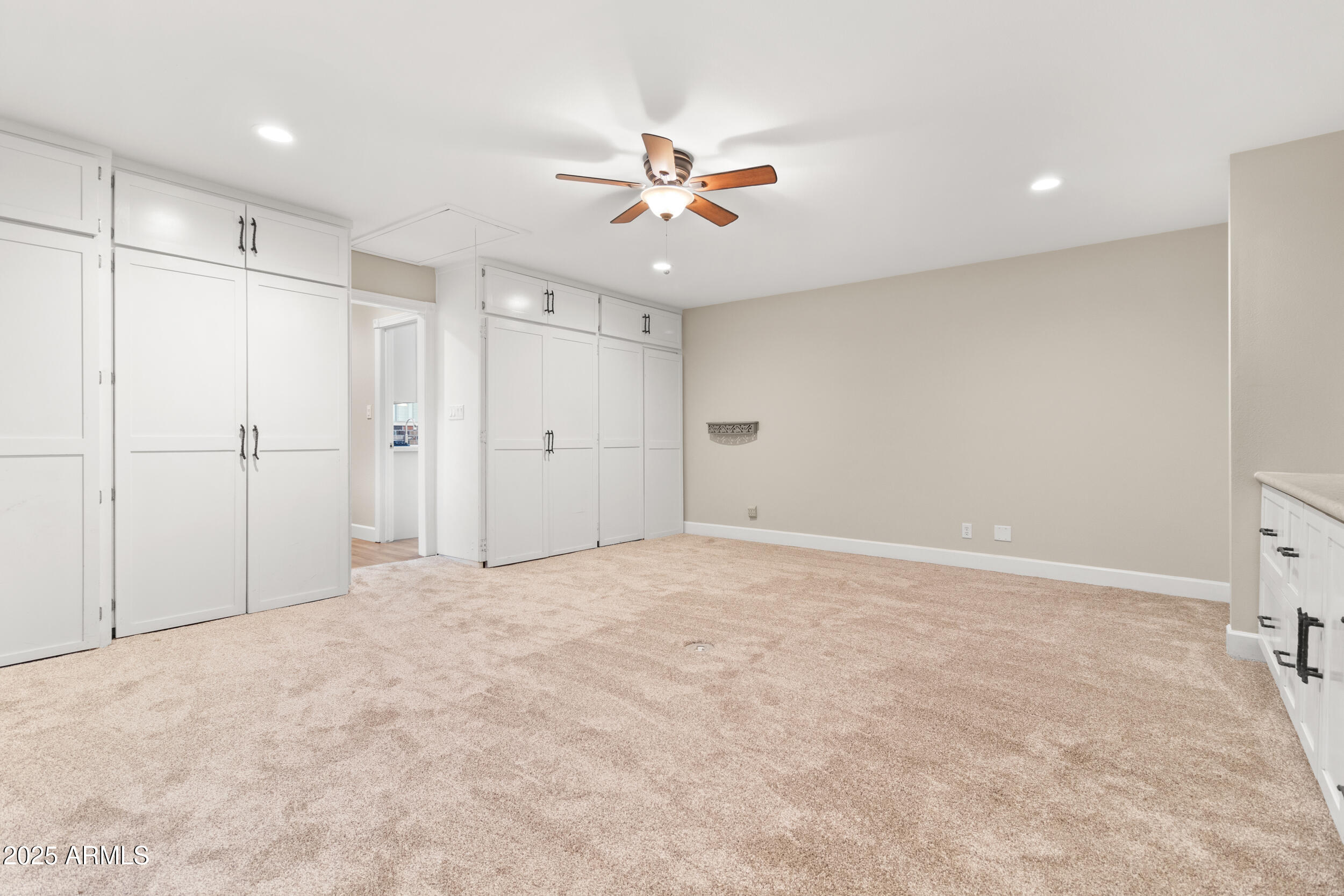 718 E FAIRMONT Drive