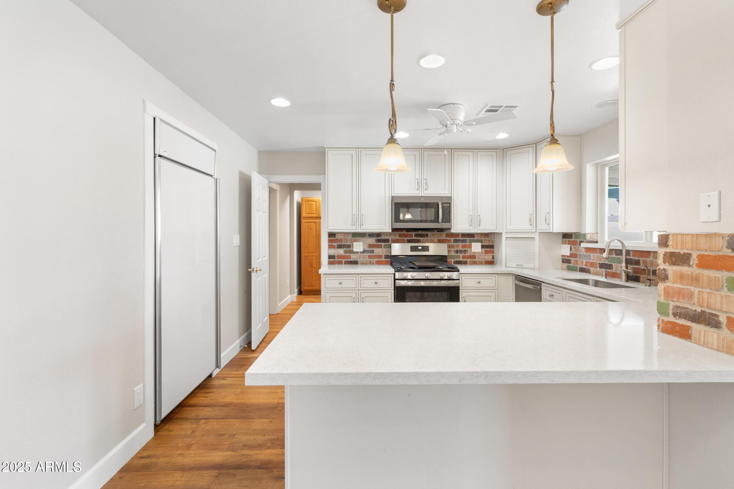 718 E FAIRMONT Drive