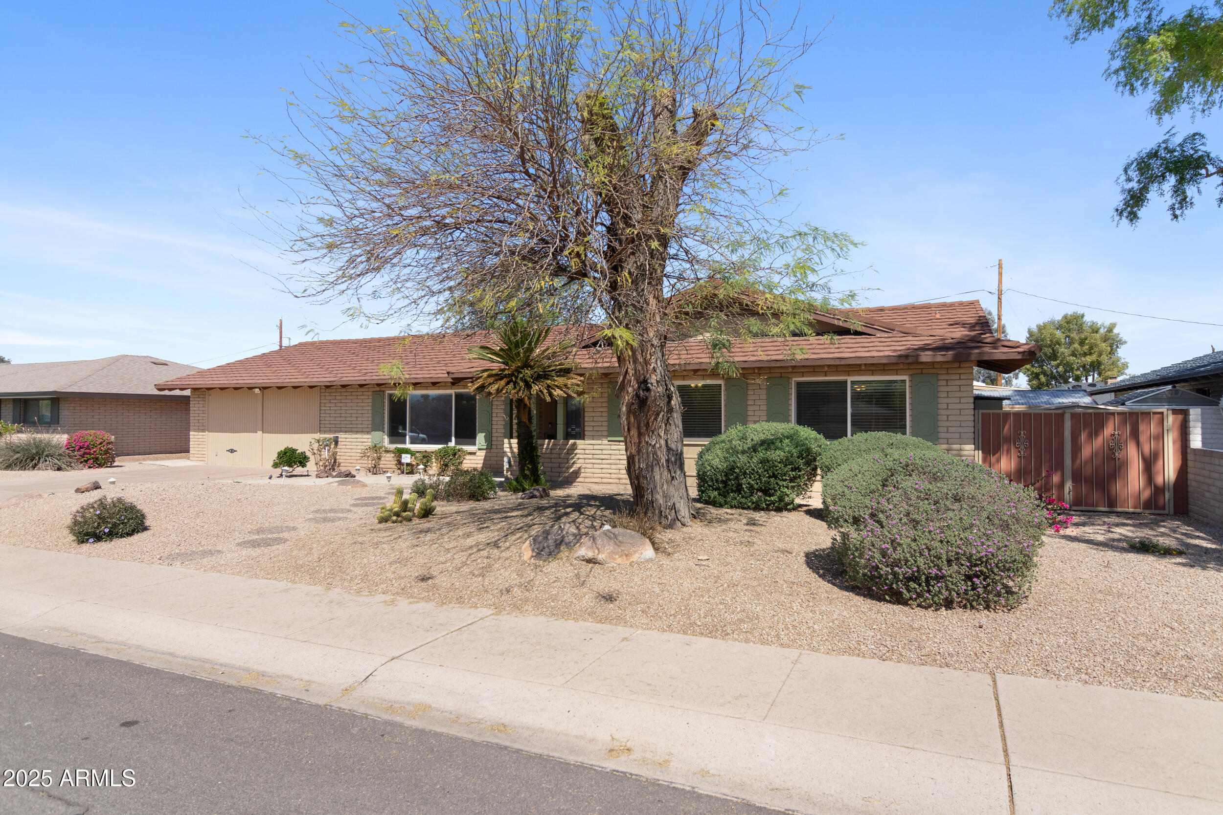 718 E FAIRMONT Drive