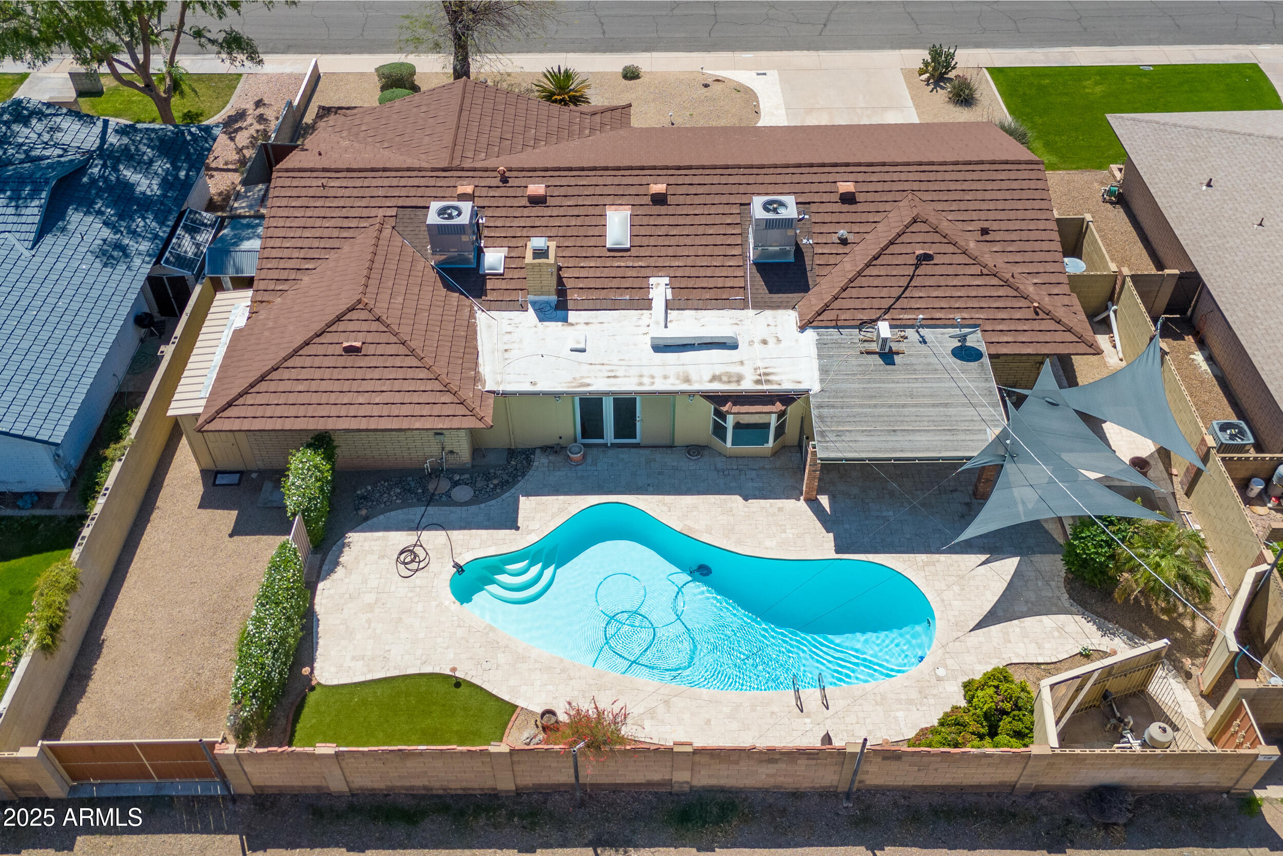 718 E FAIRMONT Drive