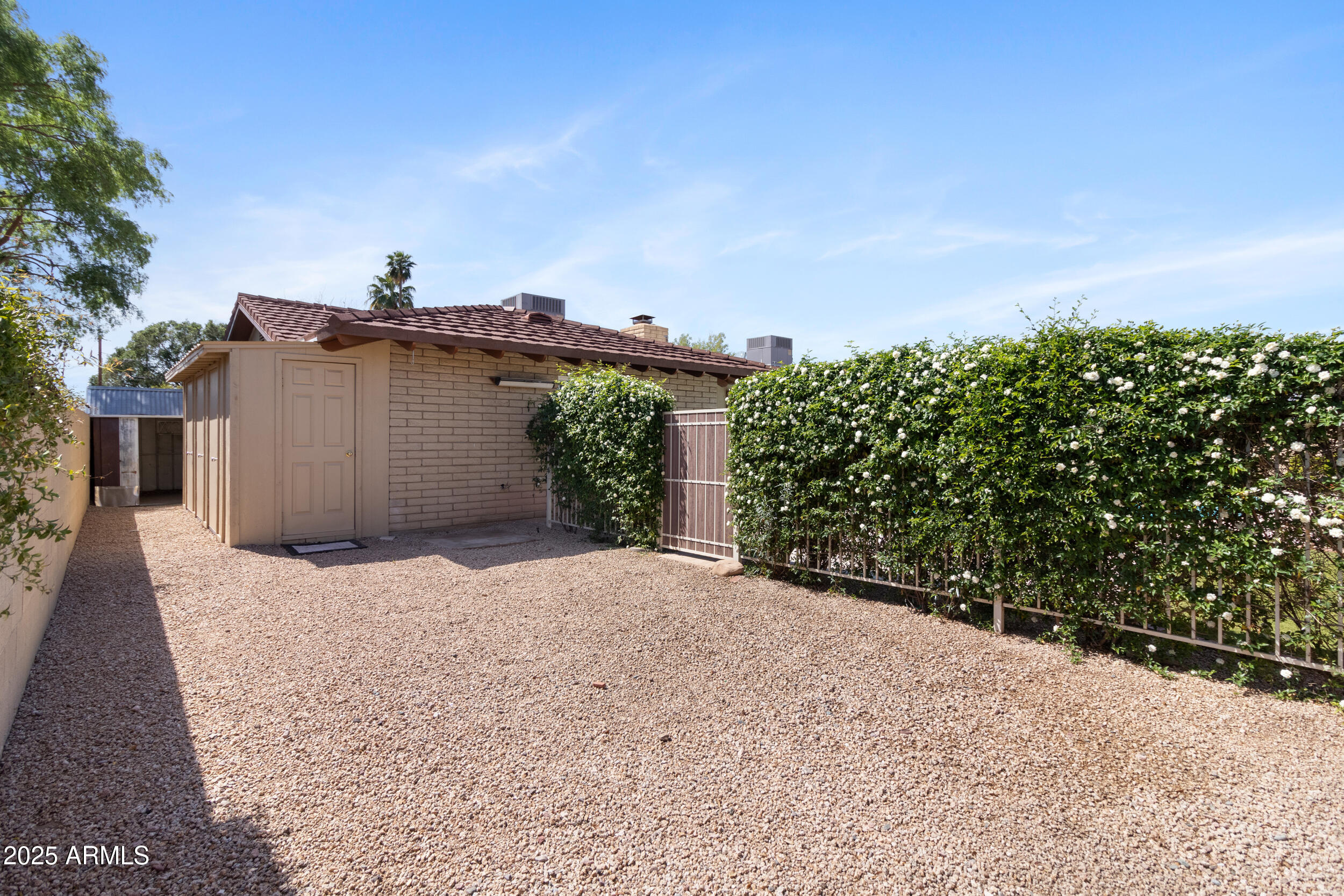 718 E FAIRMONT Drive