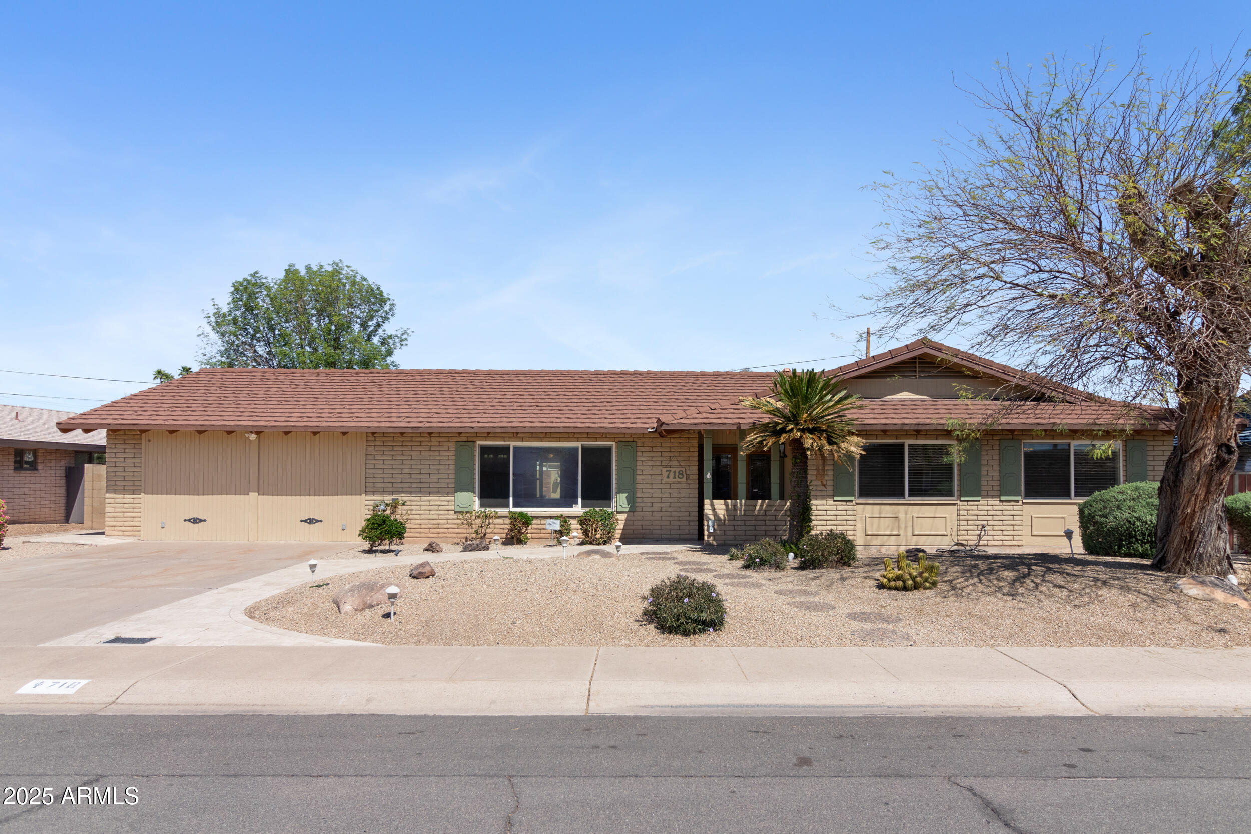 718 E FAIRMONT Drive