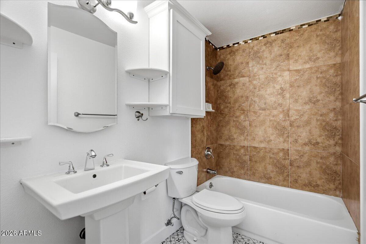 1019 W 10TH Street