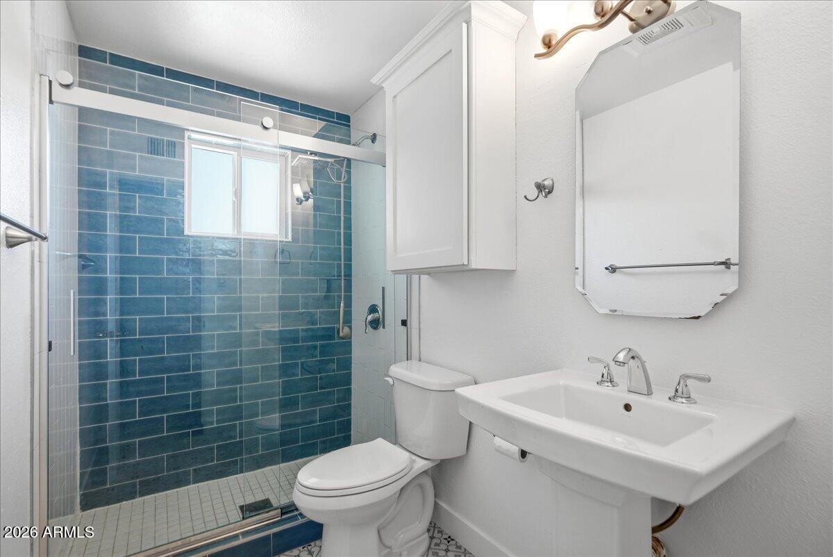 1019 W 10TH Street