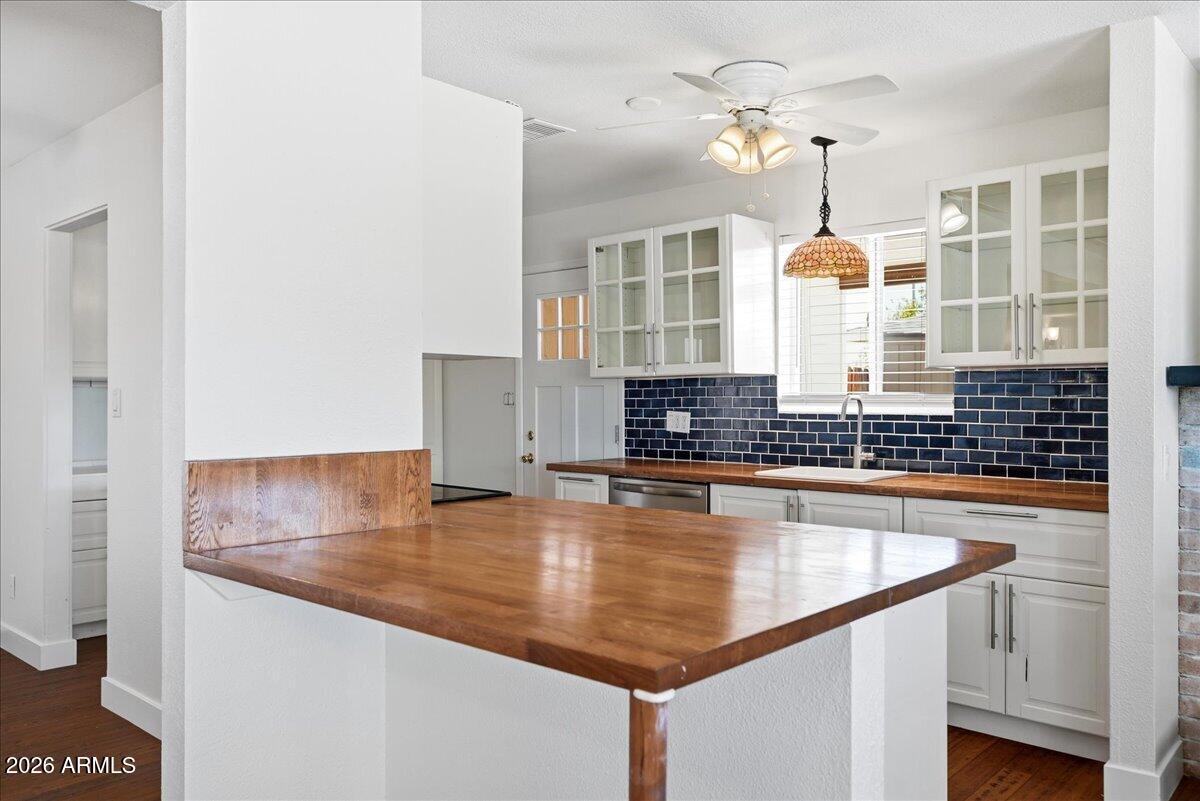 1019 W 10TH Street