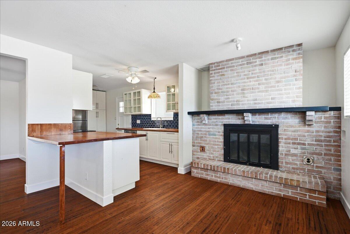1019 W 10TH Street