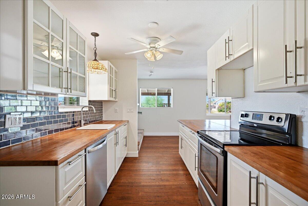 1019 W 10TH Street