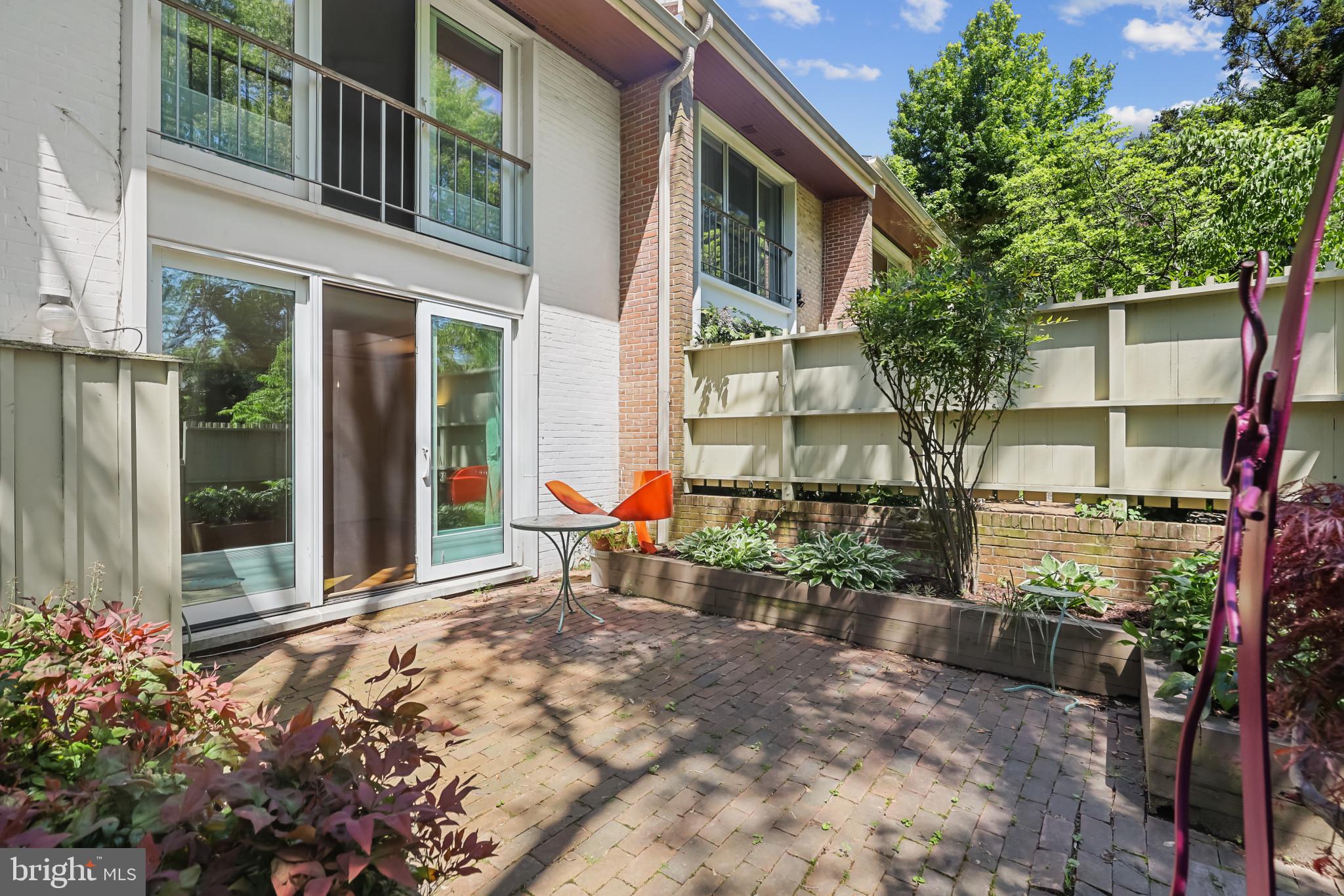 16 BOUTON GREEN CT