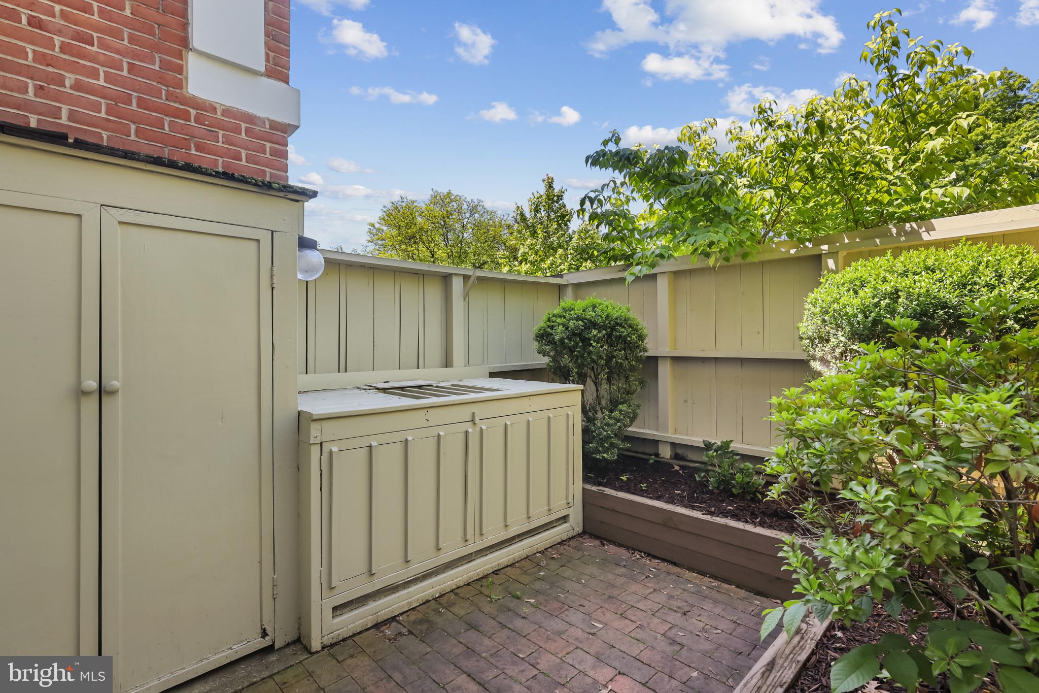 16 BOUTON GREEN CT