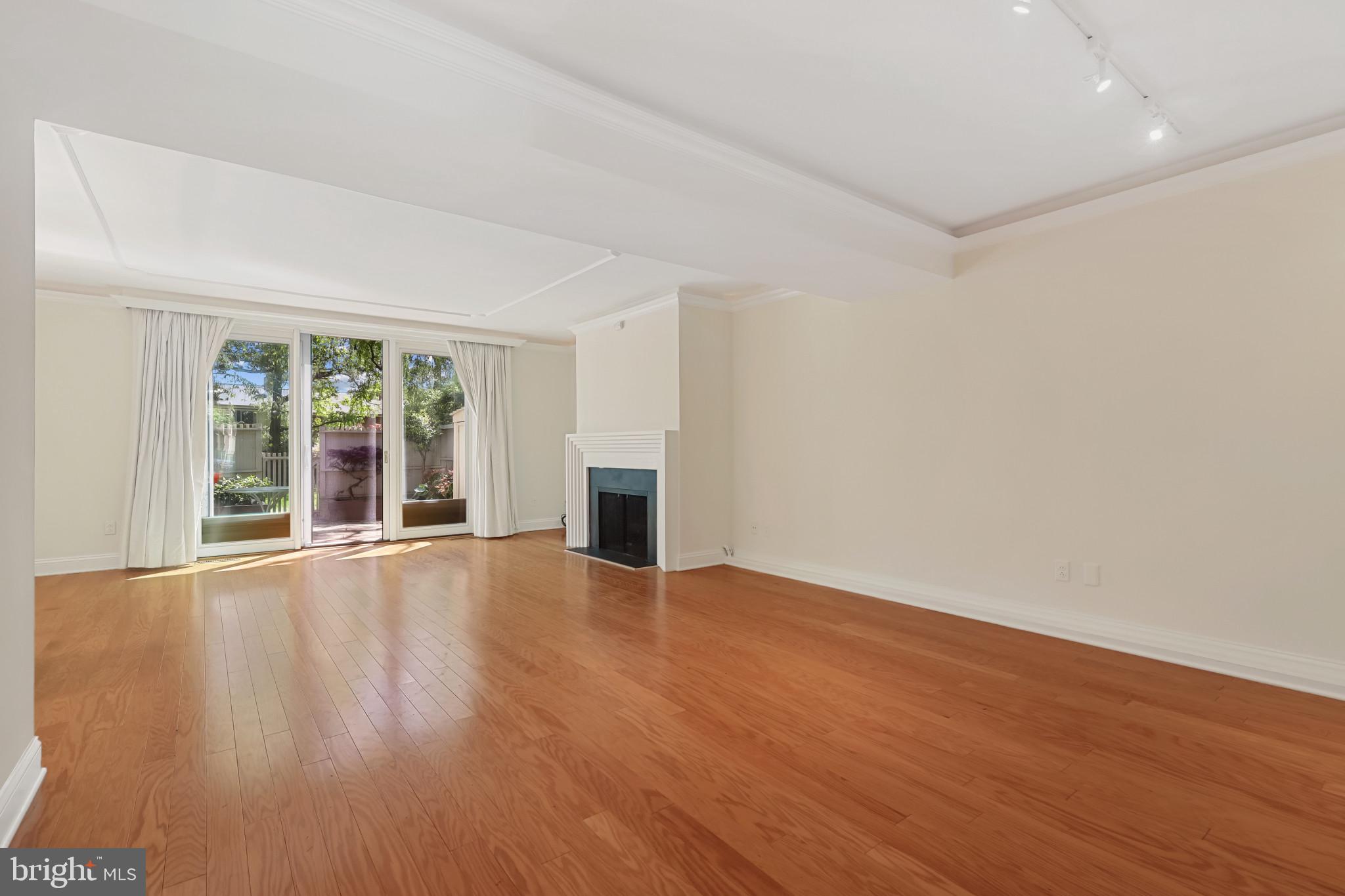 16 BOUTON GREEN CT
