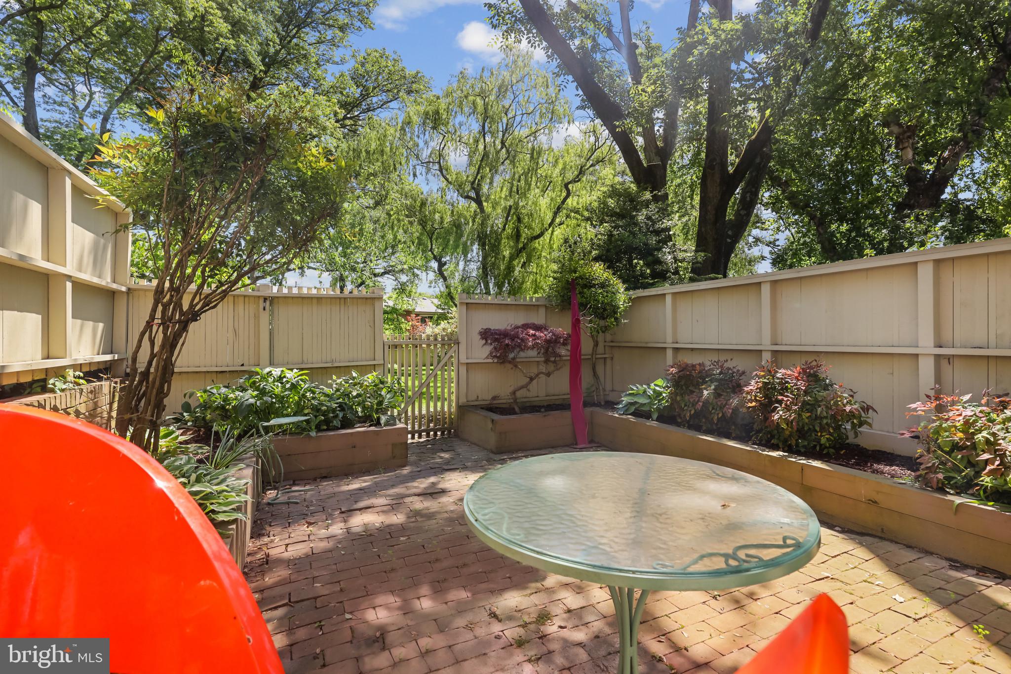 16 BOUTON GREEN CT