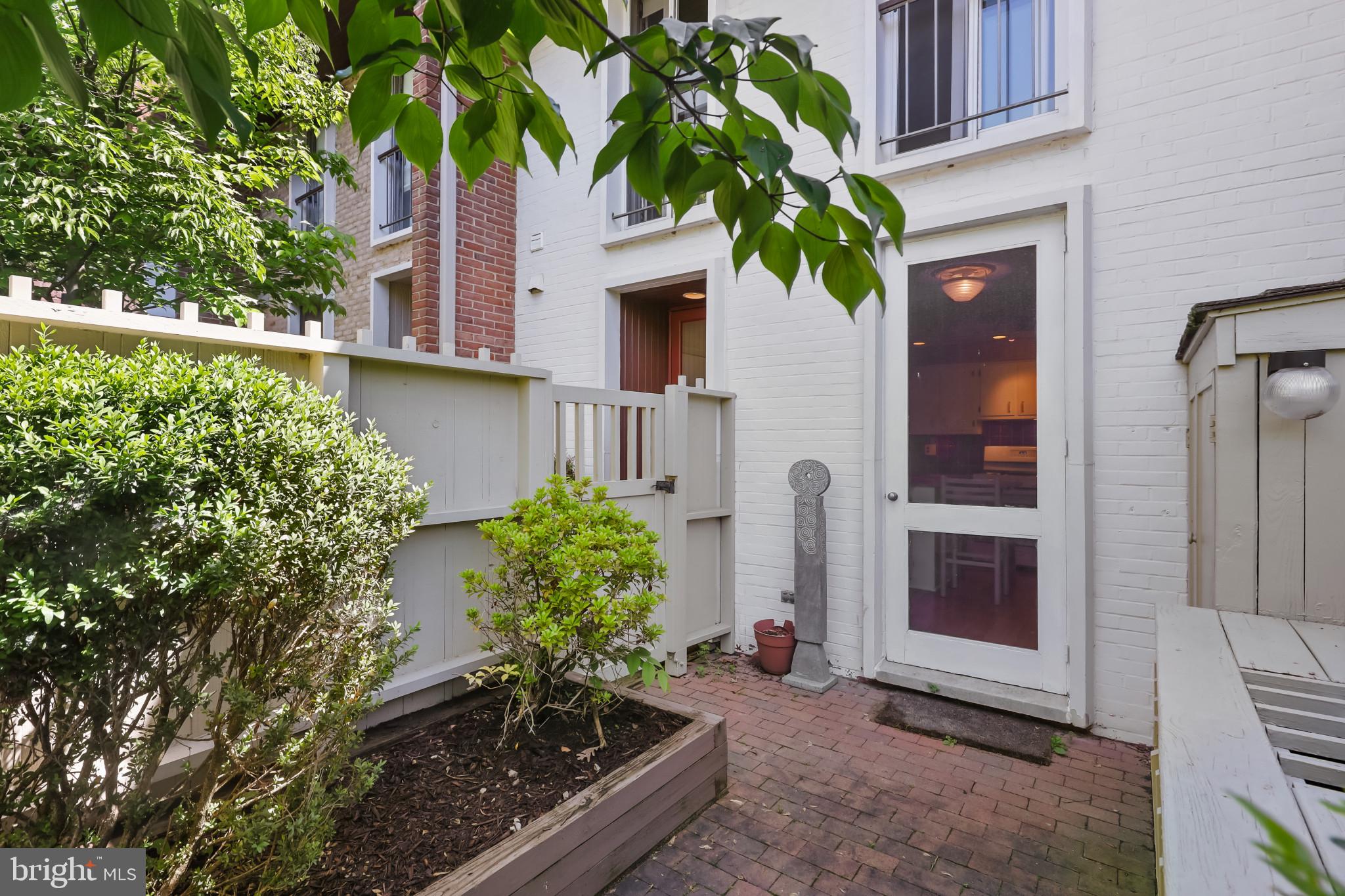 16 BOUTON GREEN CT