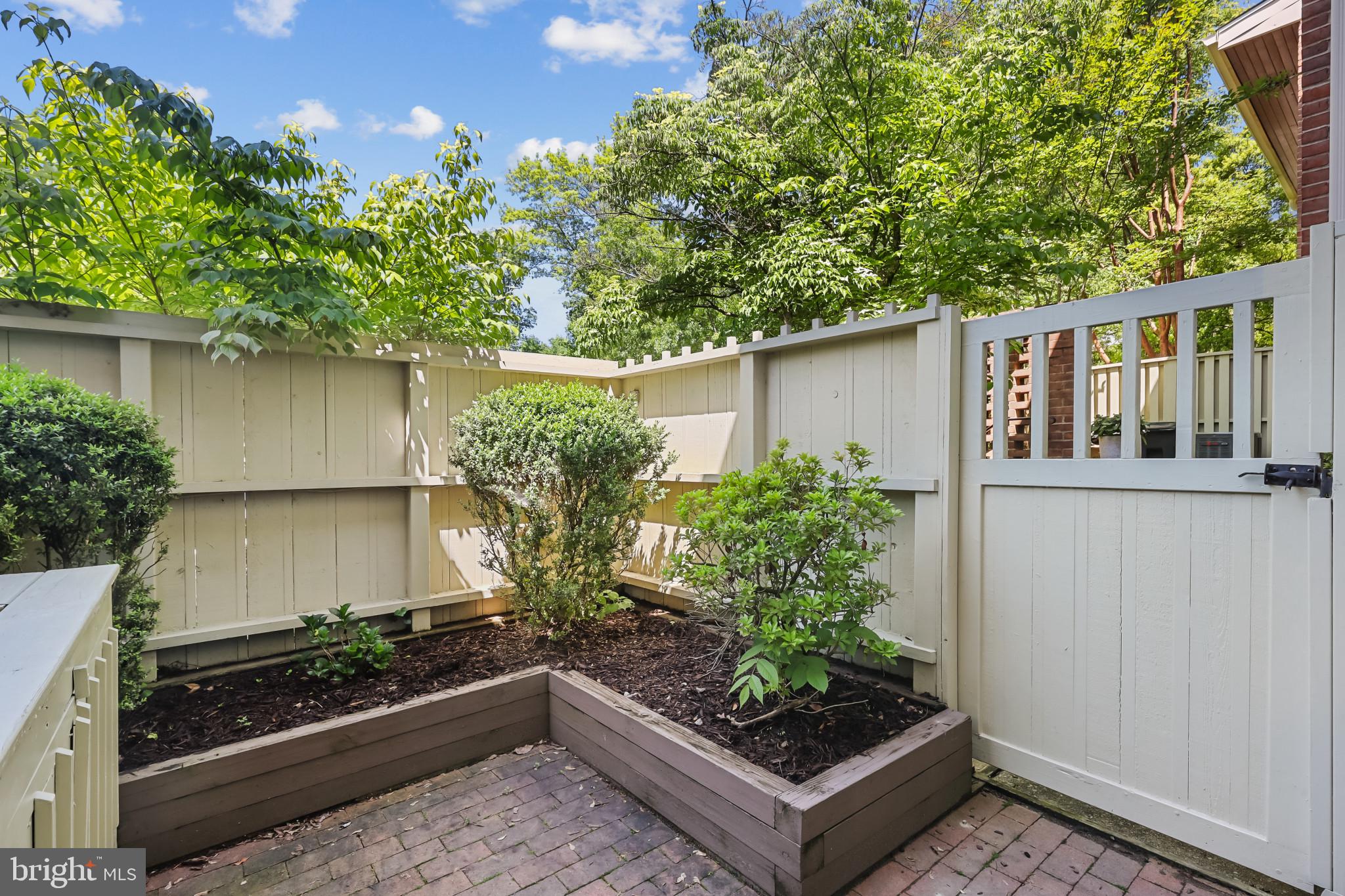 16 BOUTON GREEN CT
