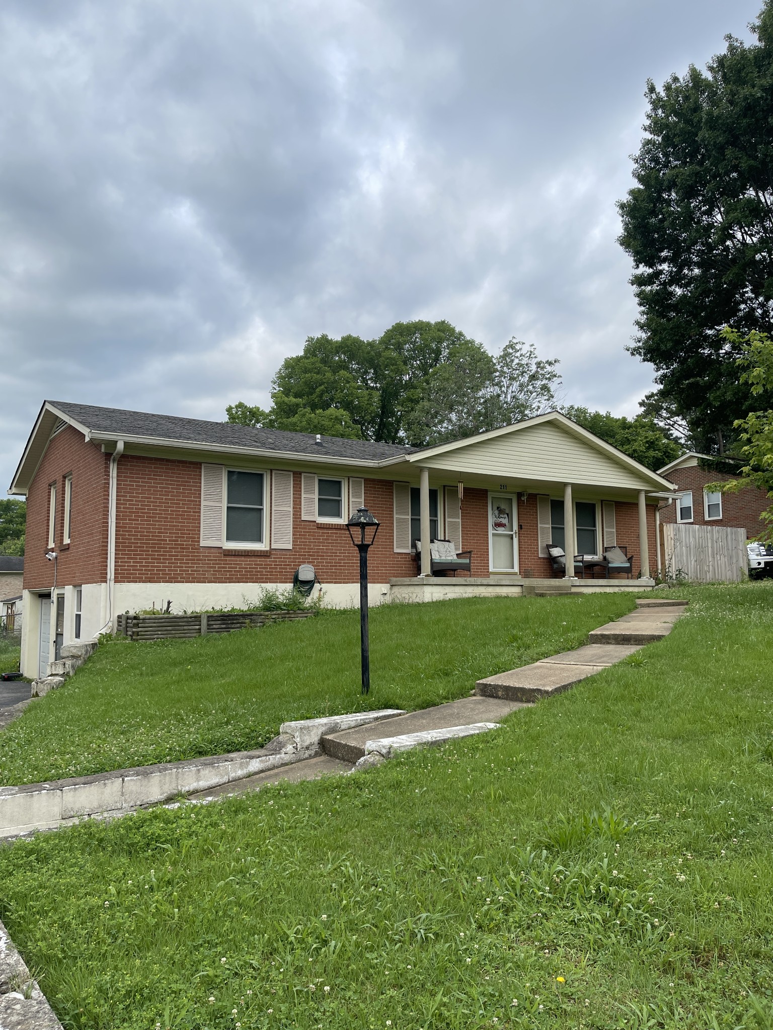 211 Ashwood Dr
