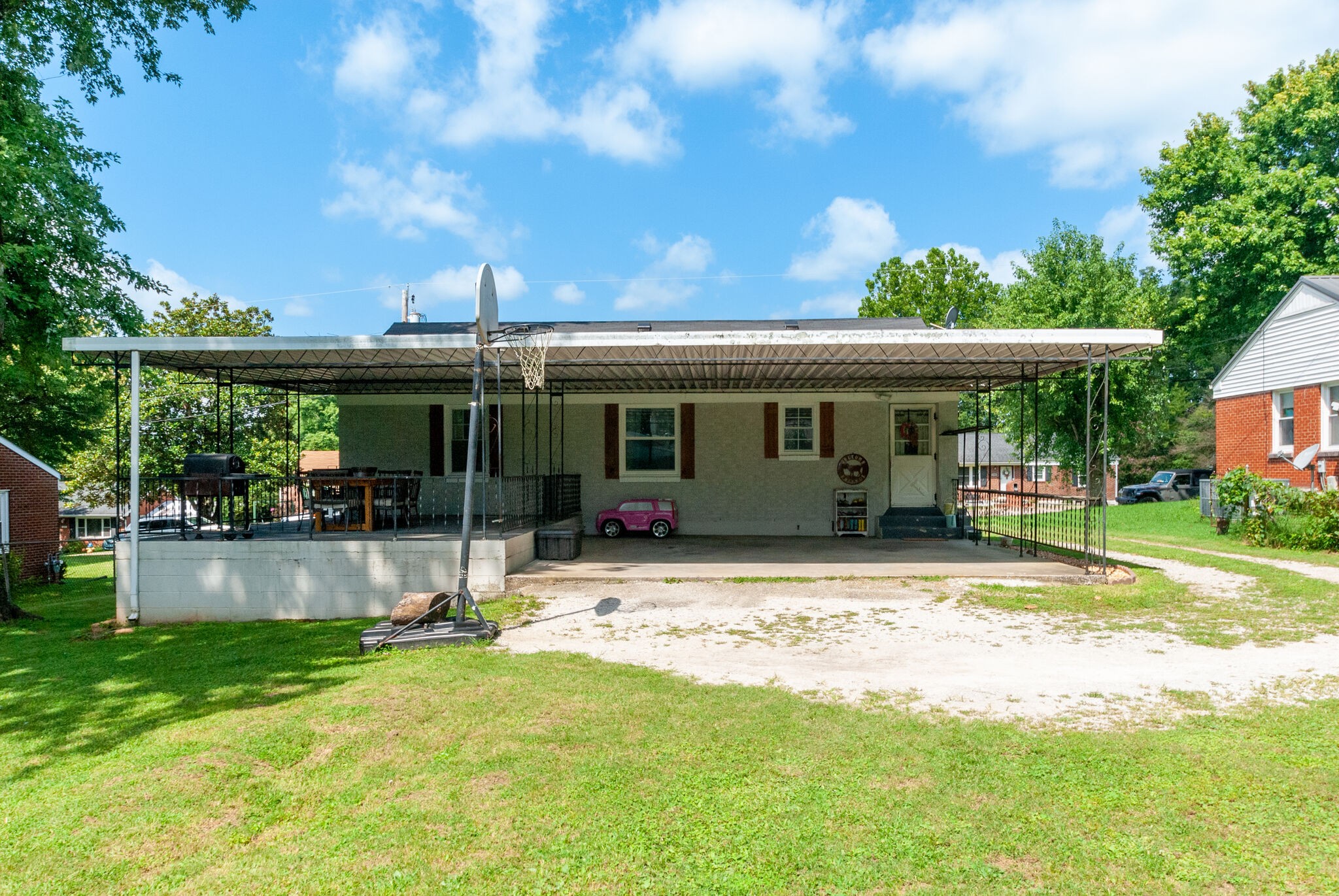 1907 Woodmont Dr