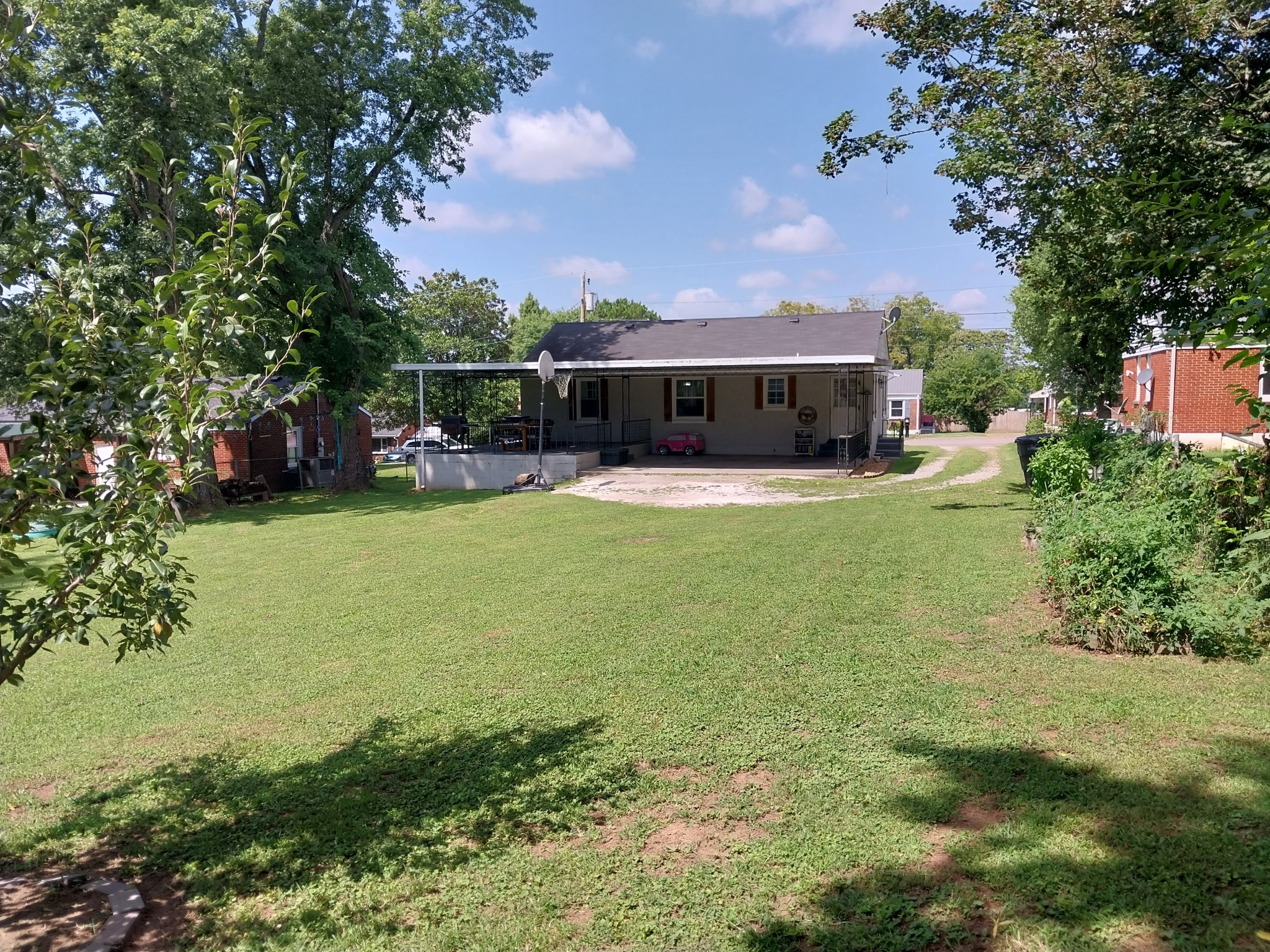 1907 Woodmont Dr