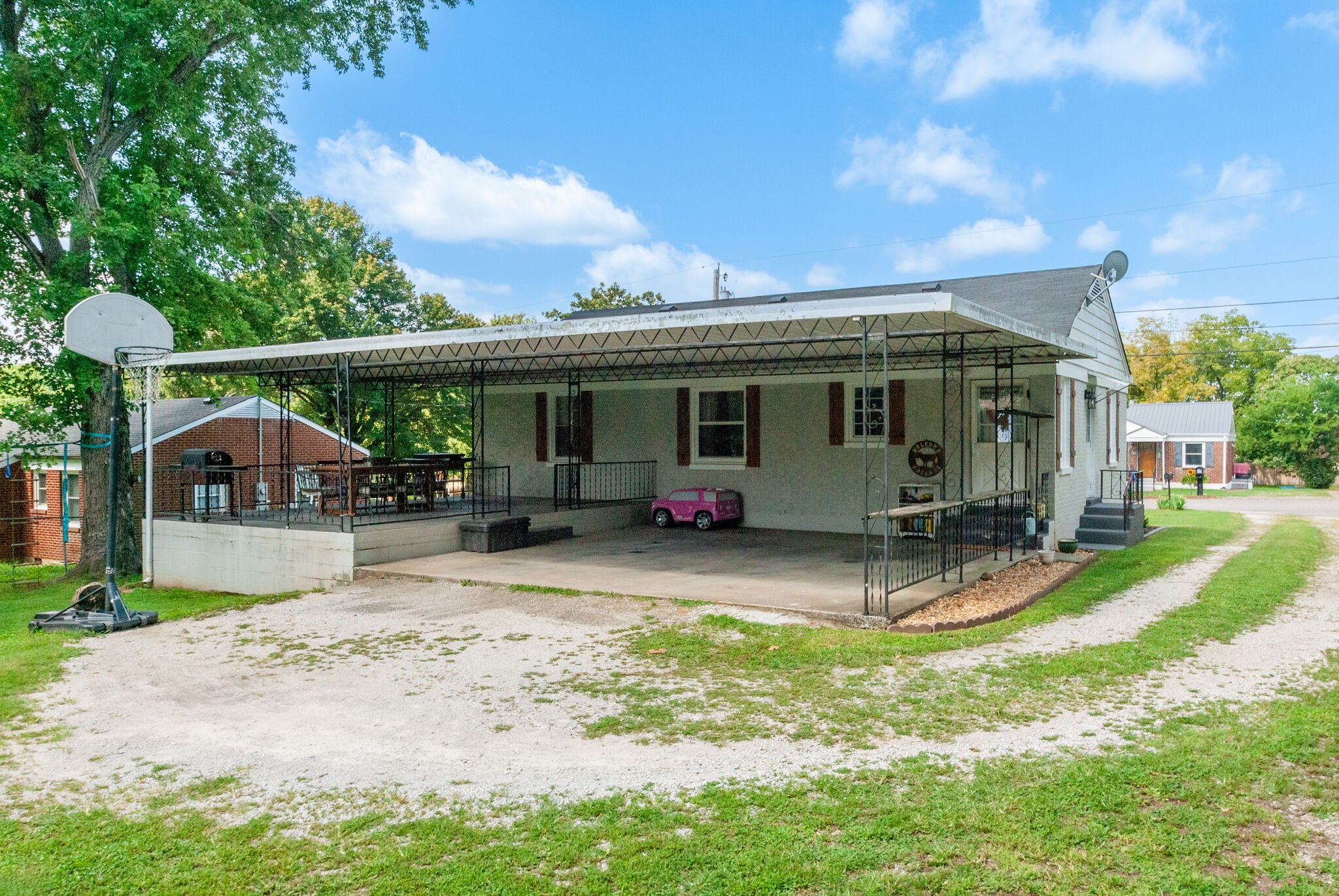 1907 Woodmont Dr
