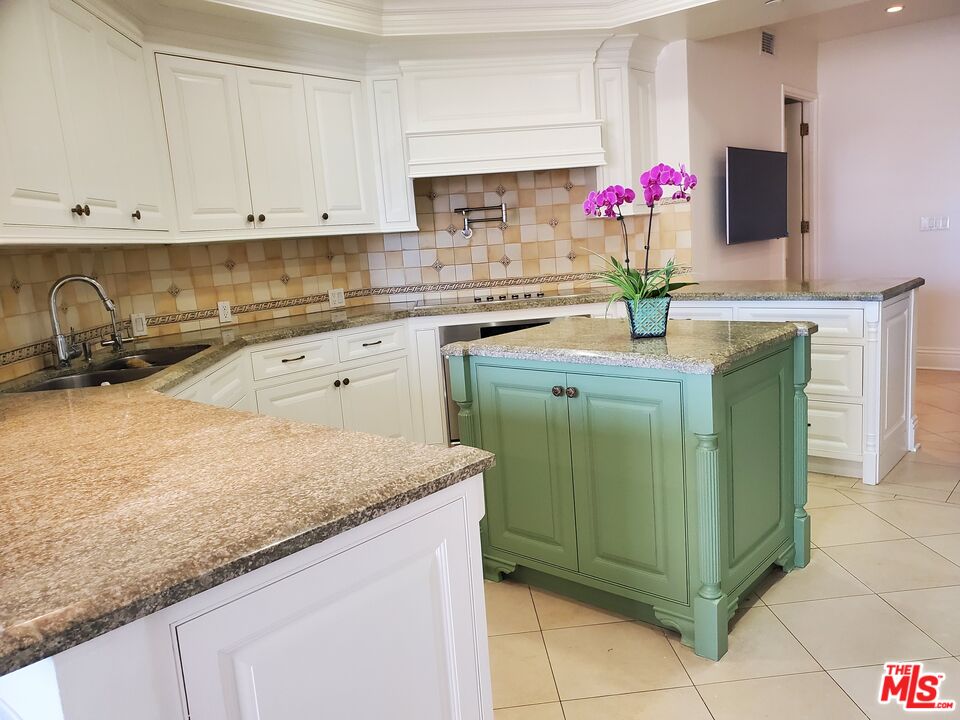 10551 WILSHIRE BLVD Unit: 705