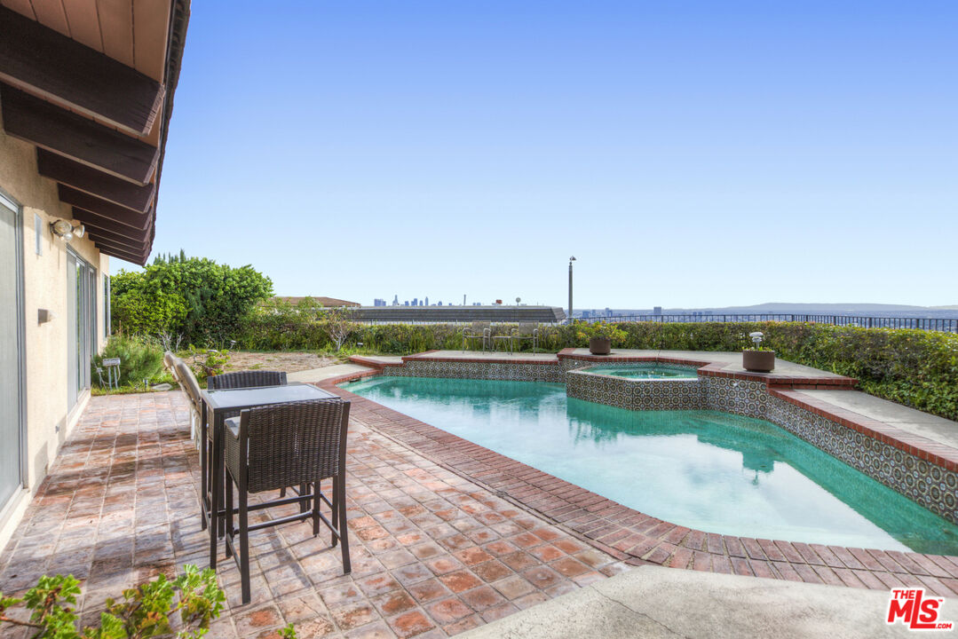 5239 Los Hermosos Way