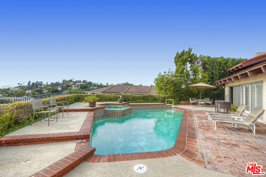 5239 Los Hermosos Way