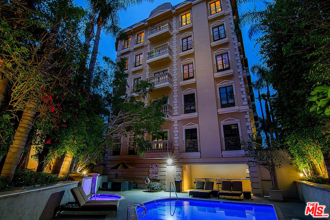 425 N Maple Dr Unit: 204