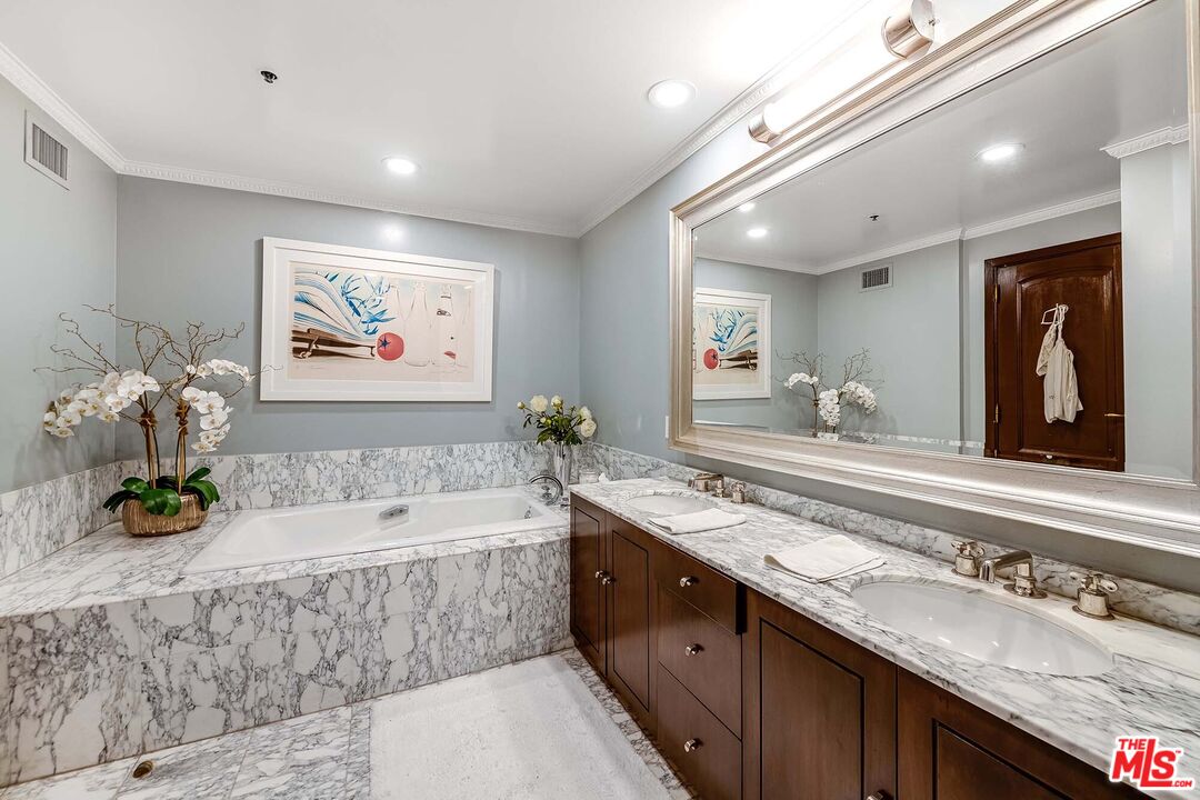 425 N Maple Dr Unit: 204