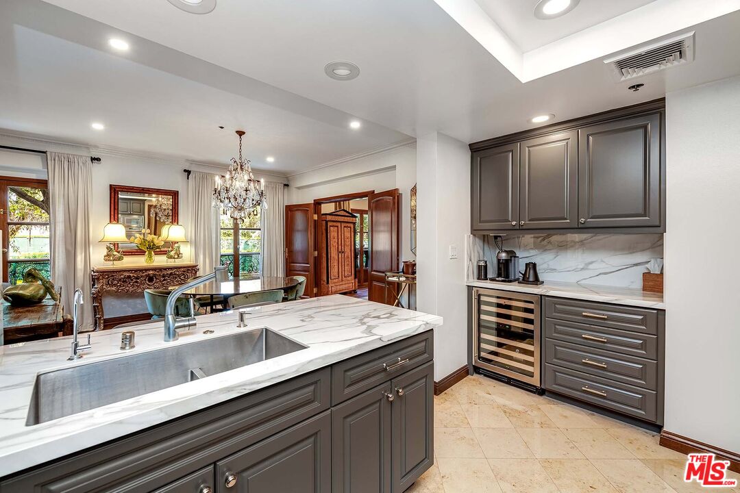 425 N Maple Dr Unit: 204