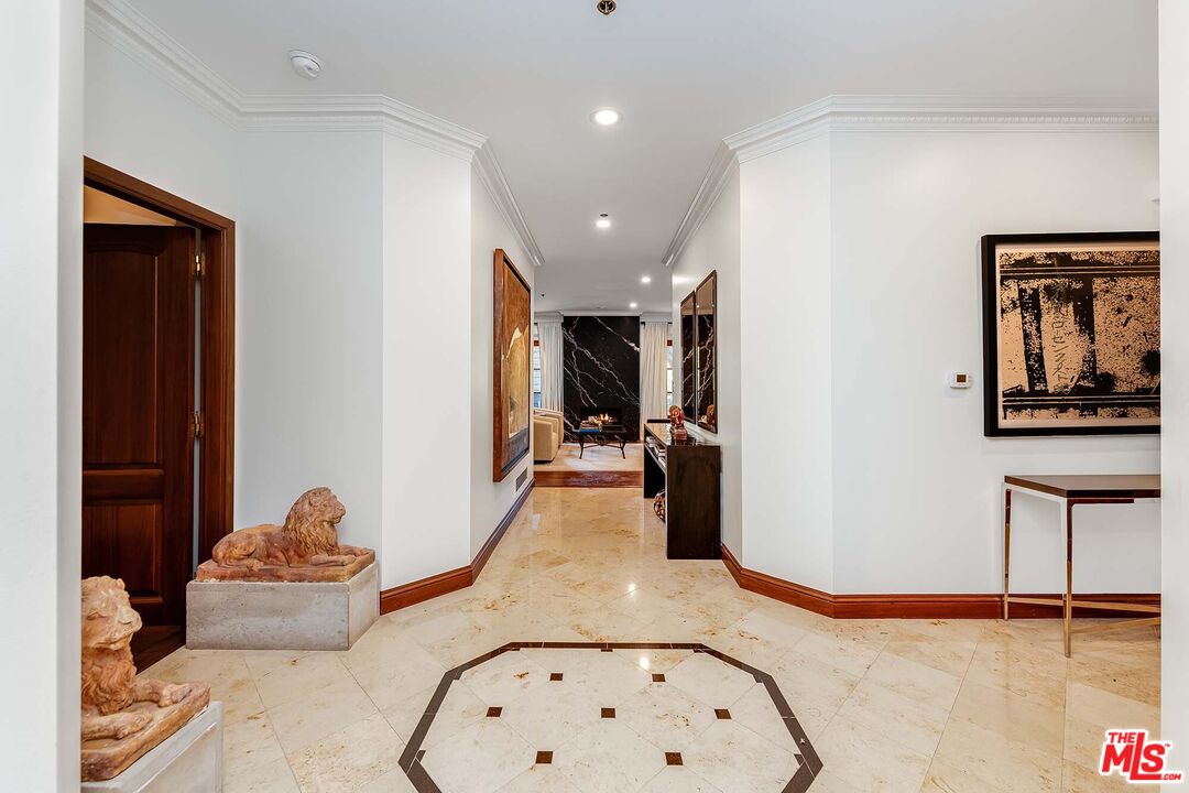 425 N Maple Dr Unit: 204