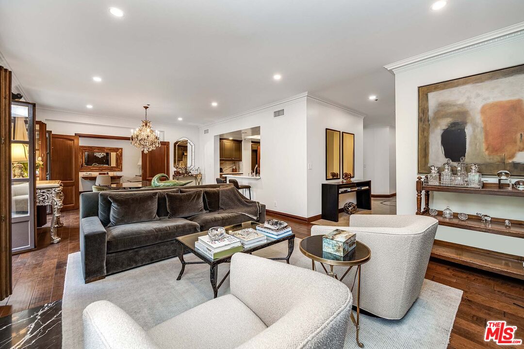 425 N Maple Dr Unit: 204