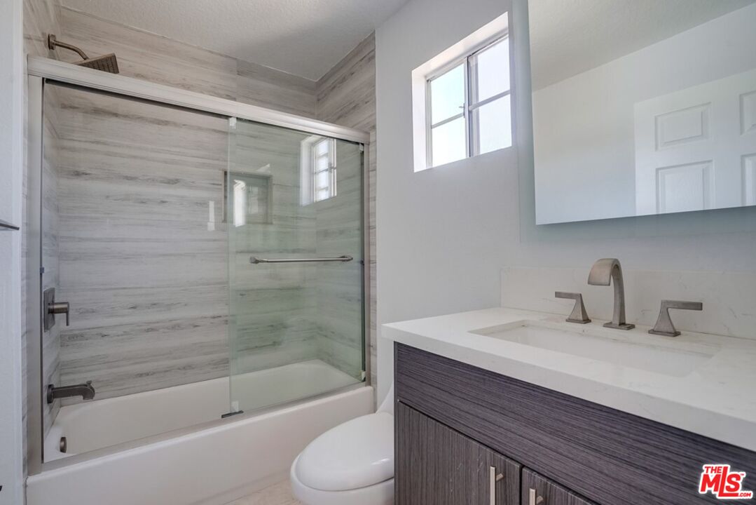 1034 S Shenandoah St Unit: 6