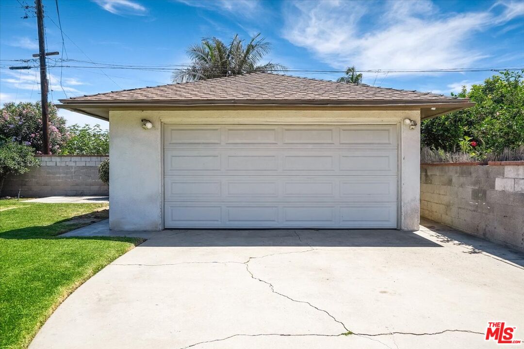 1012 S Stoneacre Ave