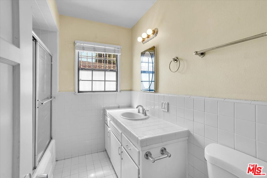 1012 S Stoneacre Ave