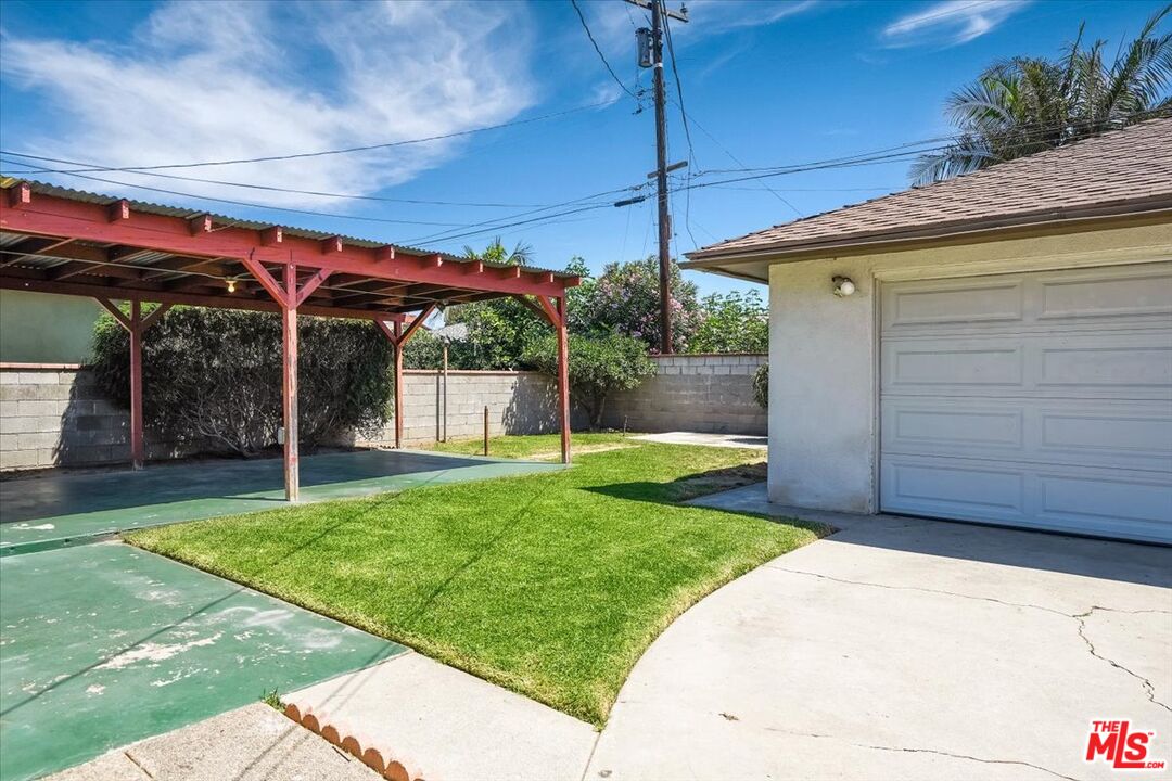 1012 S Stoneacre Ave