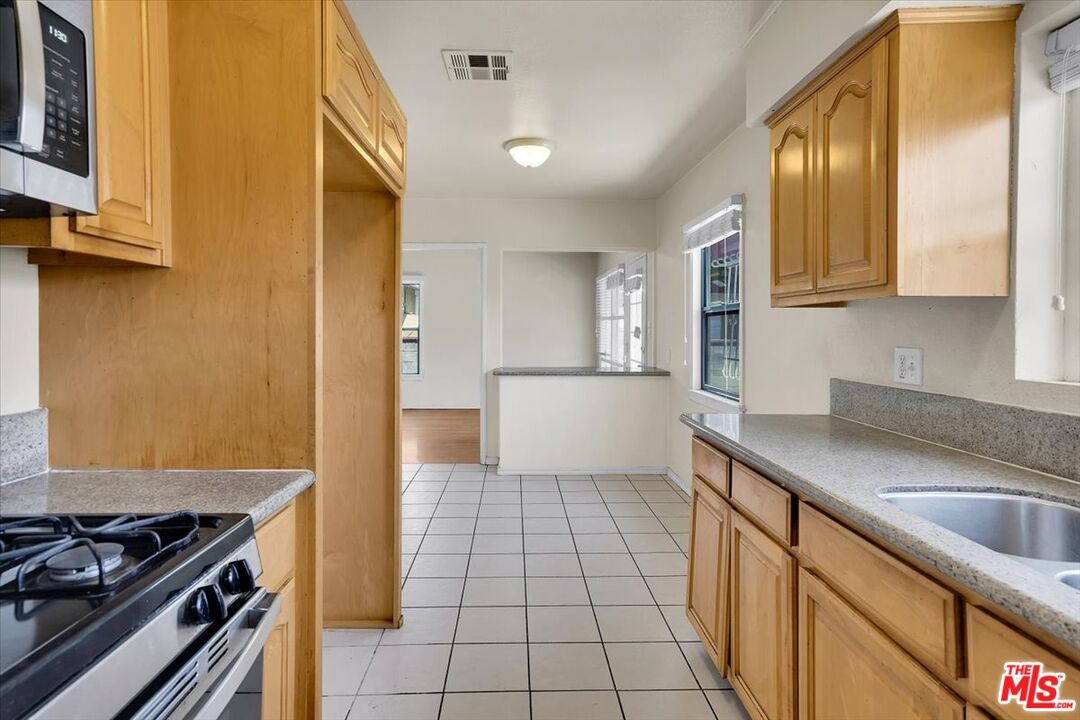 1012 S Stoneacre Ave