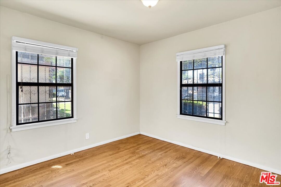 1012 S Stoneacre Ave