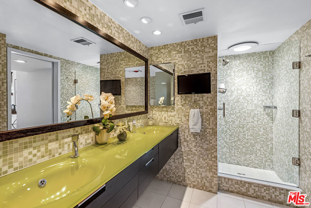 851 N Kings Rd Unit: 307