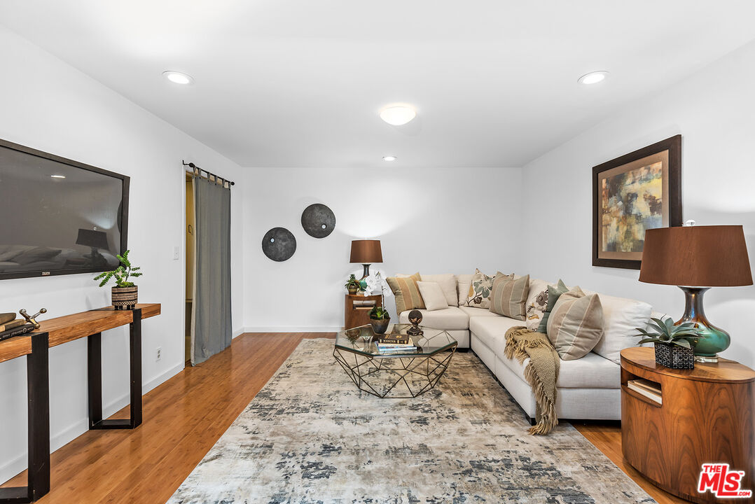 851 N Kings Rd Unit: 307