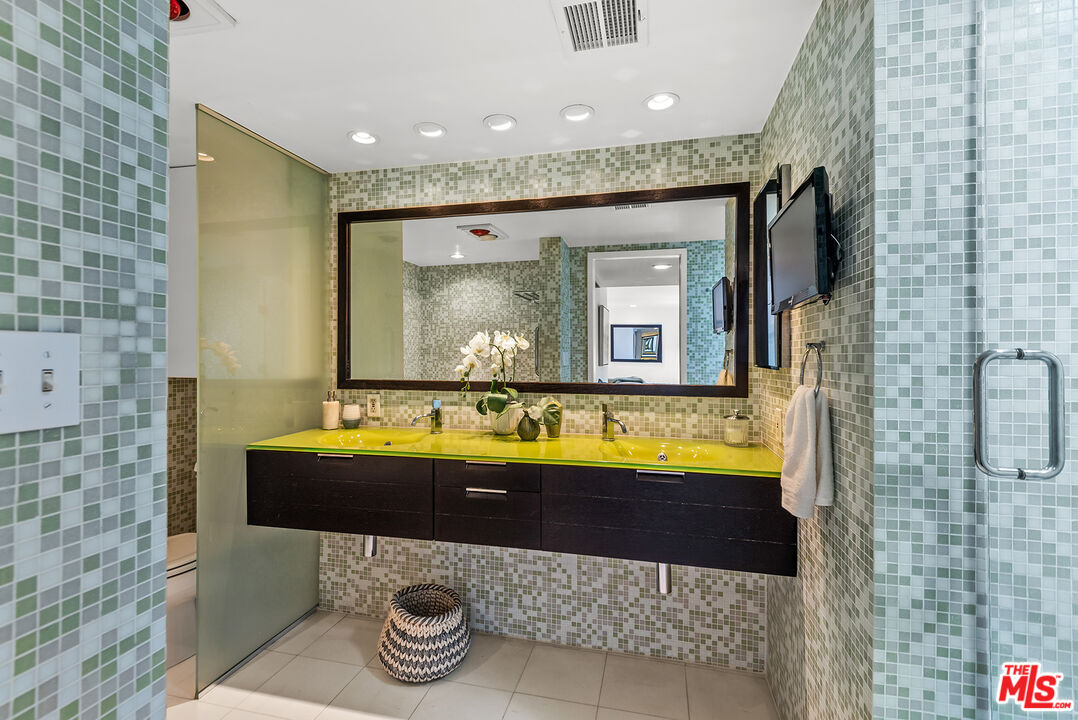 851 N Kings Rd Unit: 307