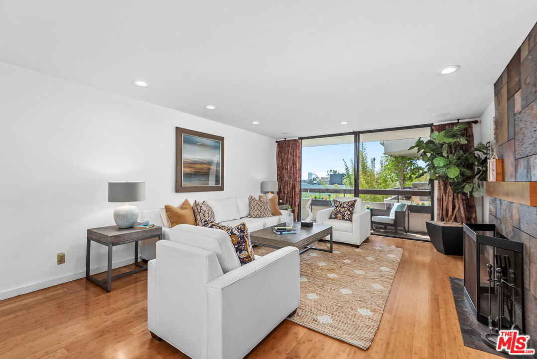 851 N Kings Rd Unit: 307