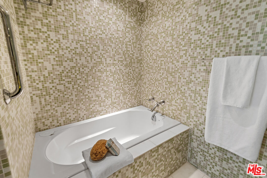 851 N Kings Rd Unit: 307