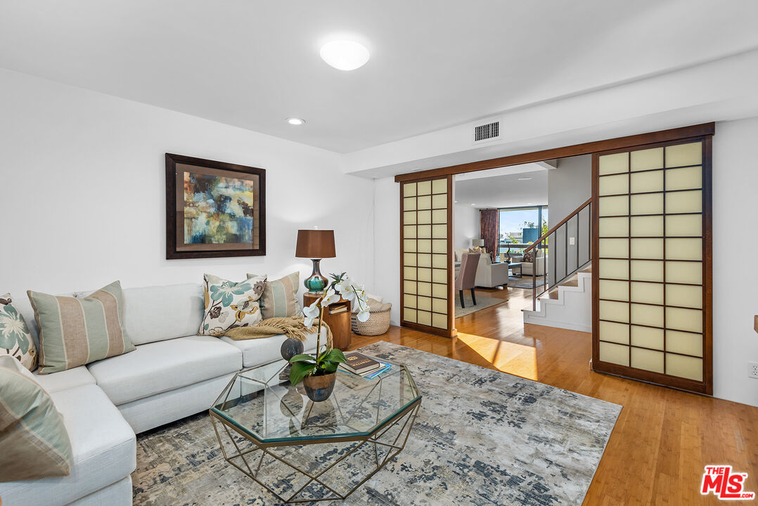 851 N Kings Rd Unit: 307