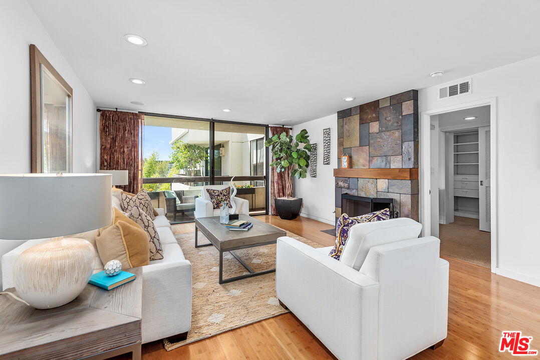 851 N Kings Rd Unit: 307