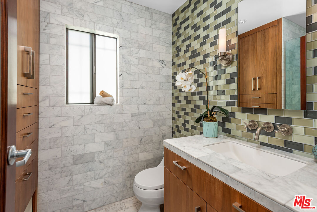 851 N Kings Rd Unit: 307