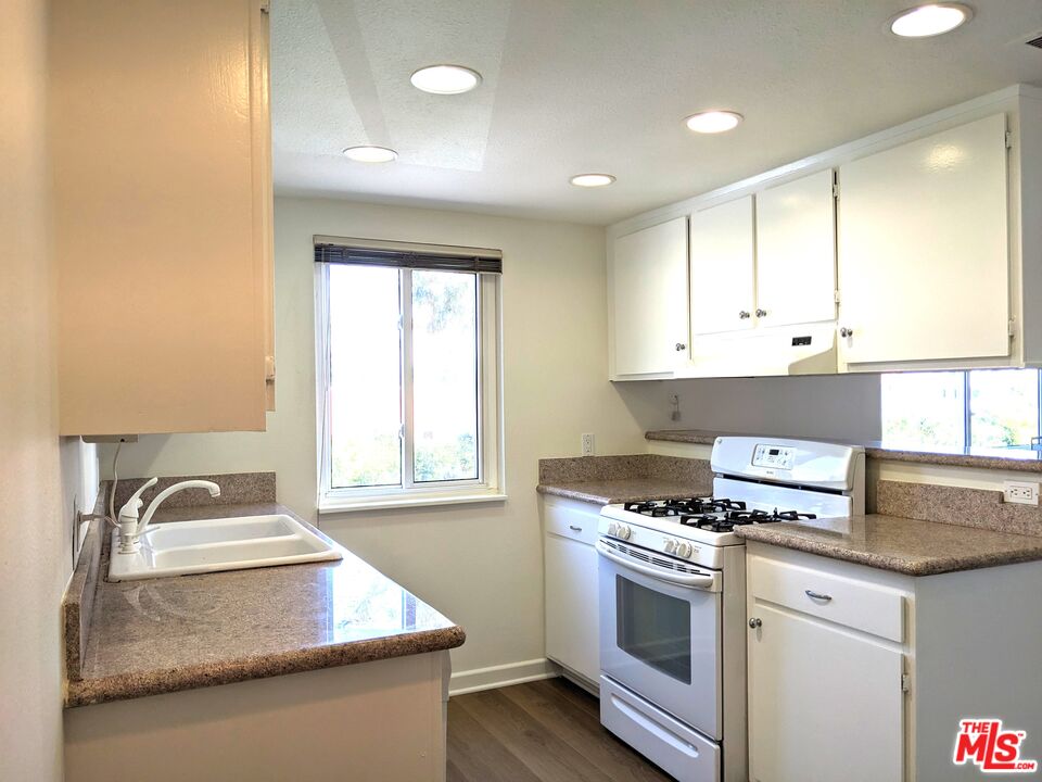 18333 Hatteras St Unit: 122