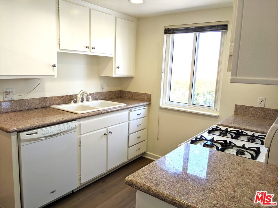 18333 Hatteras St Unit: 122