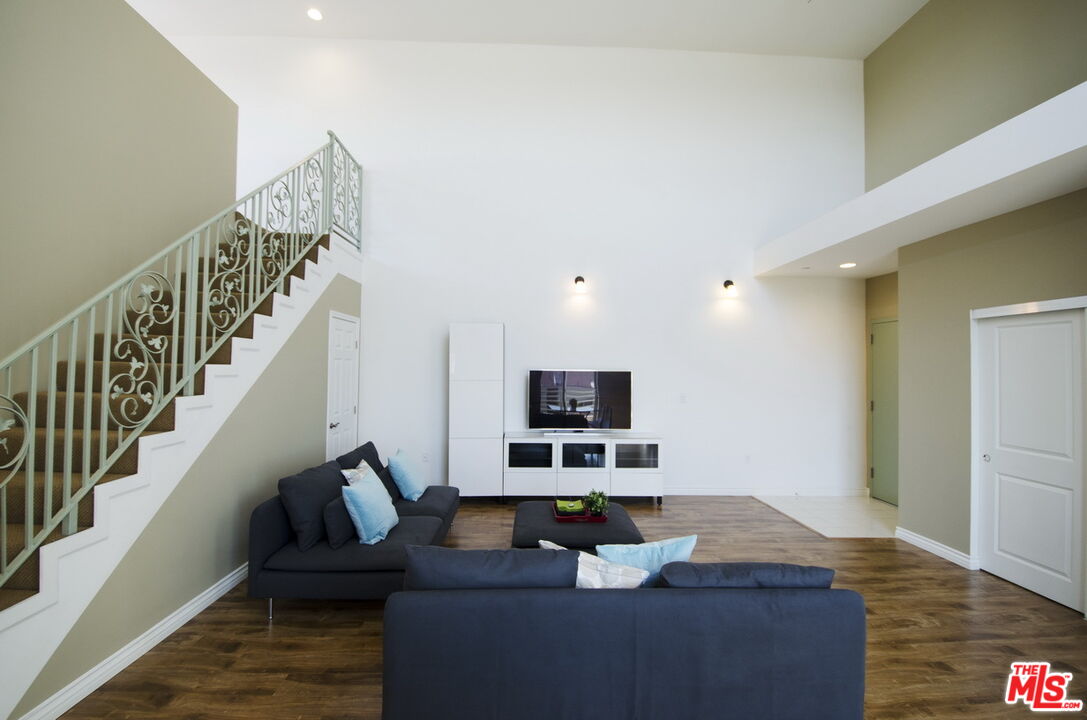 546 N Oxford Ave Unit: 308