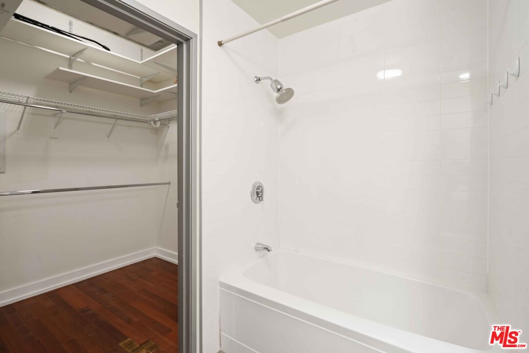 645 W 9th St Unit: 506