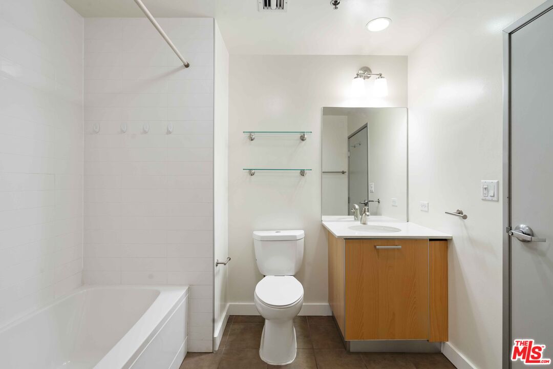 645 W 9th St Unit: 506
