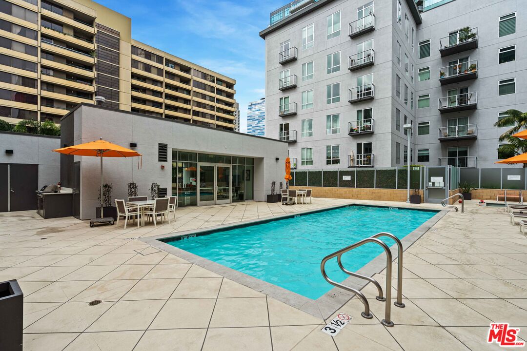 645 W 9th St Unit: 506